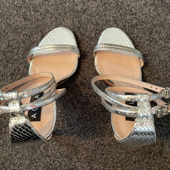 Aqua Silvana silver python embossed heels size 6 - Picture 5 of 10